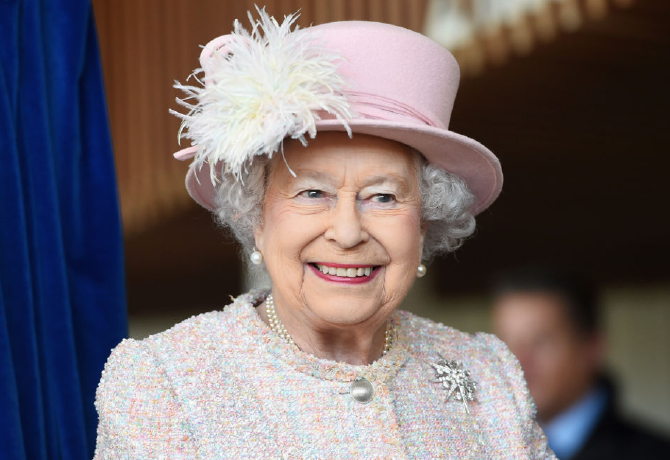 Elképesztő videó terjeng Erzsébet királynőről, az emberek meglepődtek a viselkedésén