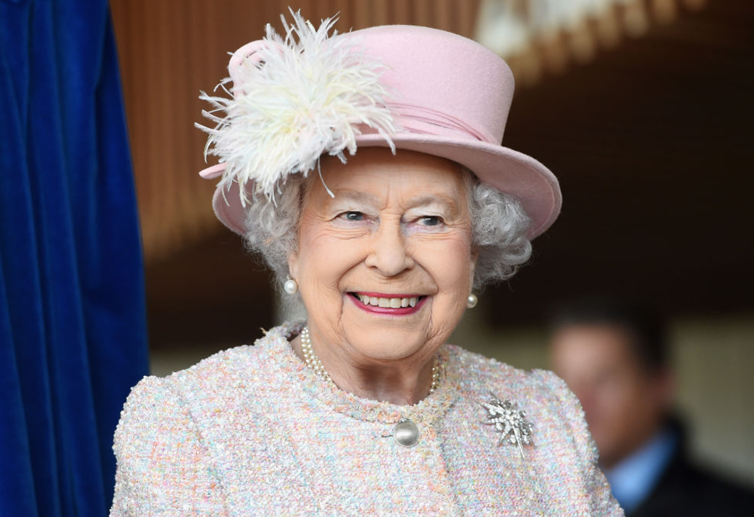 Elképesztő videó terjeng Erzsébet királynőről, az emberek meglepődtek a viselkedésén