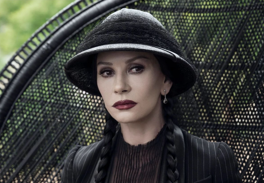 Fekete rattan, váratlan vörössel – a galád család, avagy a Wednesday Addams stílust teremt, főkép