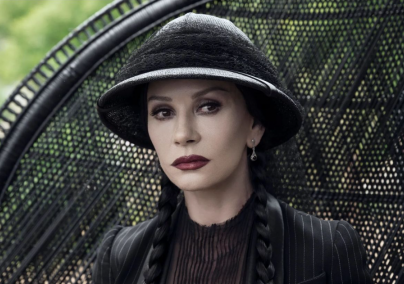 Fekete rattan, váratlan vörössel – a galád család, avagy a Wednesday Addams stílust teremt
