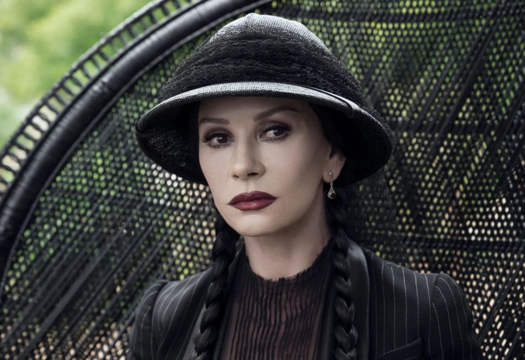 Fekete rattan, váratlan vörössel – a galád család, avagy a Wednesday Addams stílust teremt
