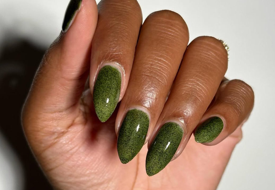 Ezek a Grincs ihlette körmök lesznek most a karácsonyi időszak nagy sztárjai – garantáltan ellopják a figyelmet, főkép