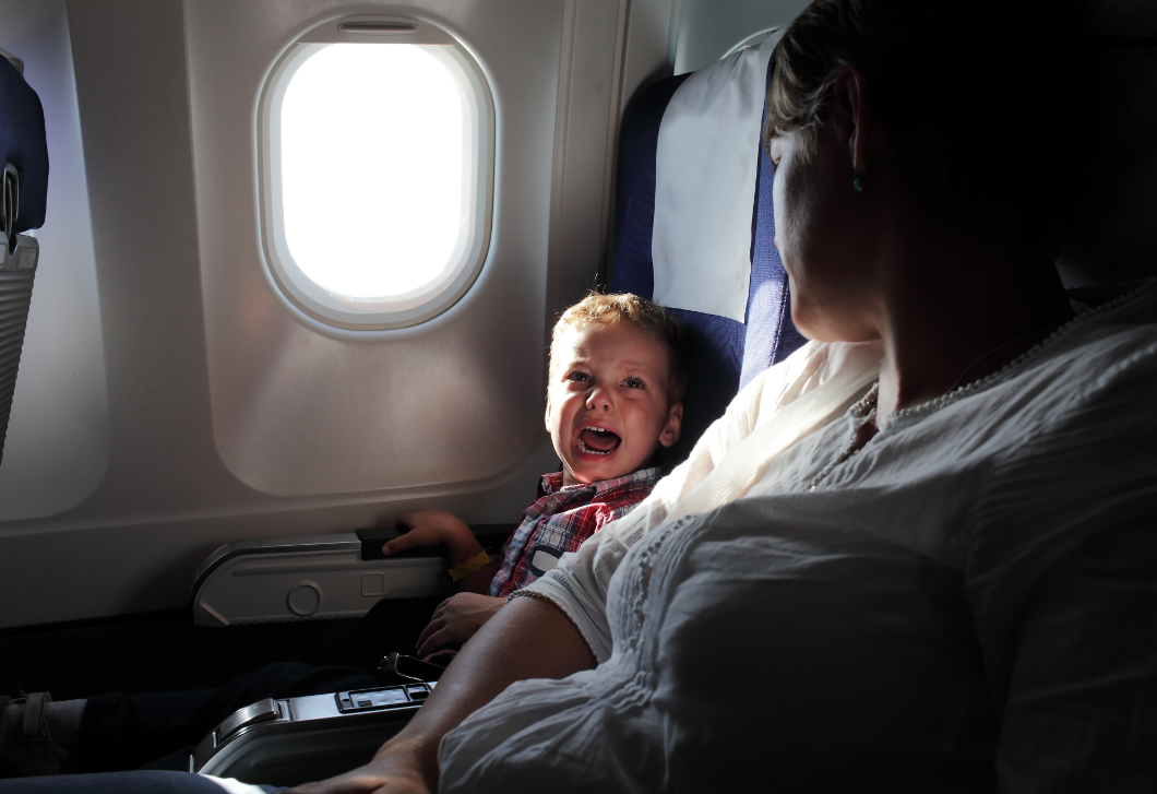 „Egy kisgyerek végig üvöltözött a repülőn, és a hajamat fogdosta. Az édesanyját nem is érdekelte”
