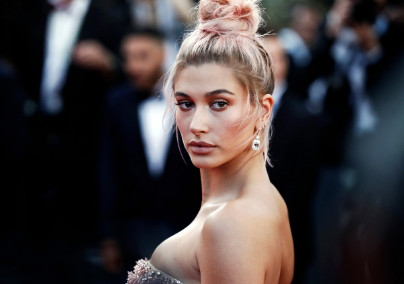 Hailey Bieber fehérneműs fotókkal tért vissza betegsége után