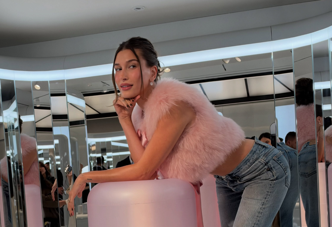 Hailey Bieber megmutatta, hogyan viseljük idén ősszel a fekete csipkét