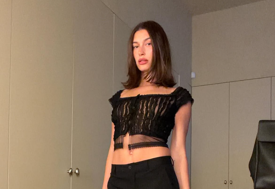 A szakértők elárulták, ez a meglepően egyszerű rutin lehet Hailey Bieber fényes hajának a titka