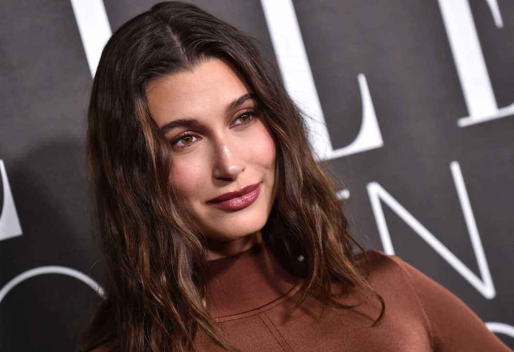 Eszpresszóbarnára váltott Hailey Bieber, ez az árnyalat lehet az ősz slágere