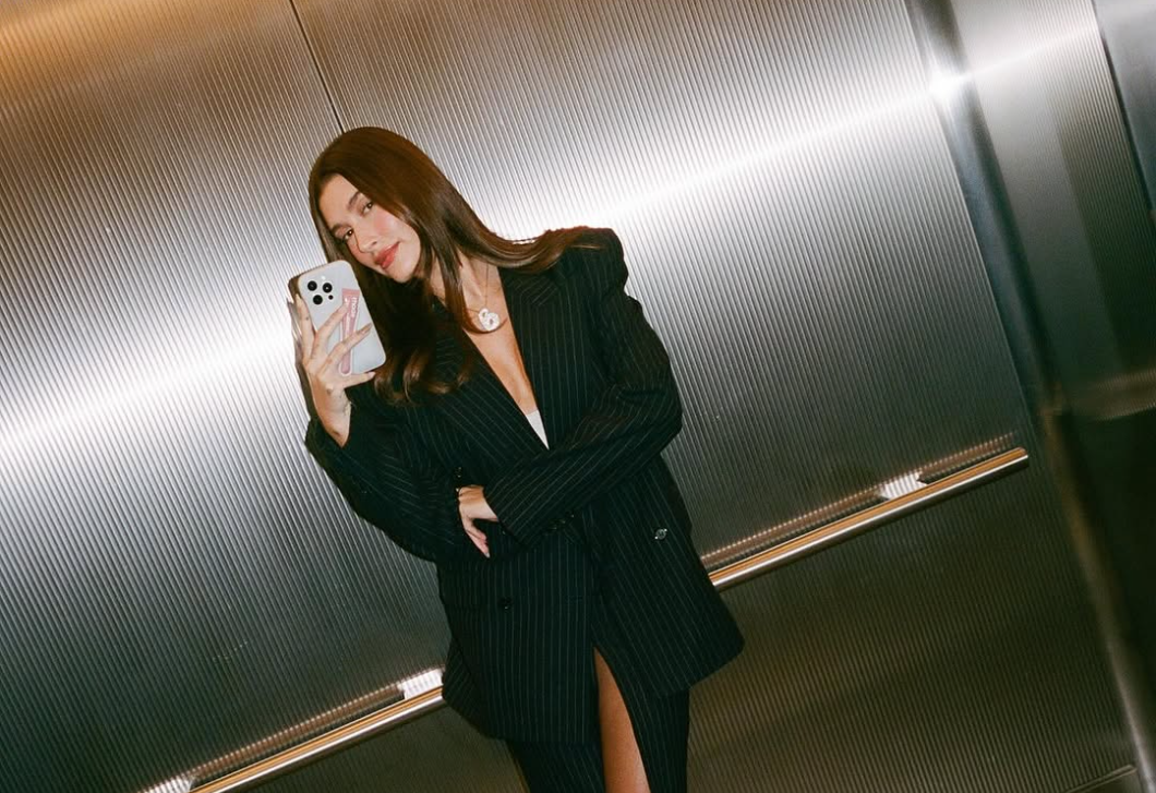 Hailey Bieber irodája egyszerűen tökéletes: itt tutira te is szívesen dolgoznál
