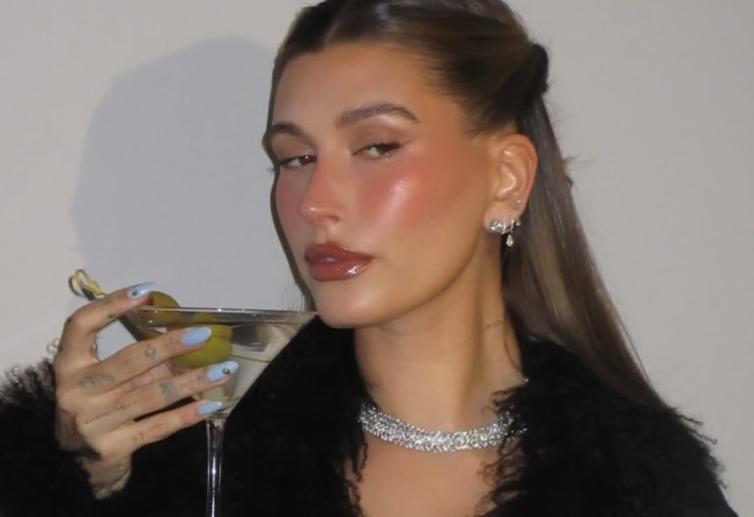 Hailey Bieber martini körmein pörög most a net: ez lesz a téli szezon kedvence