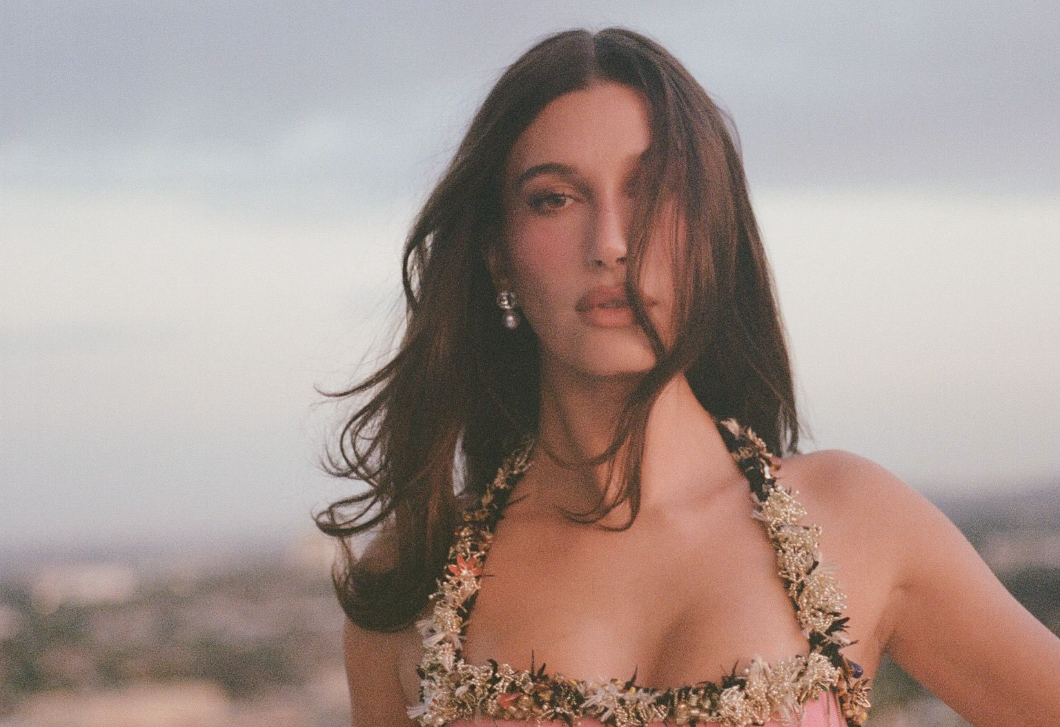 Íme az apró szépségrészlet, ami gótikus csavart adott Hailey Bieber rágógumirózsaszín ruhájának
