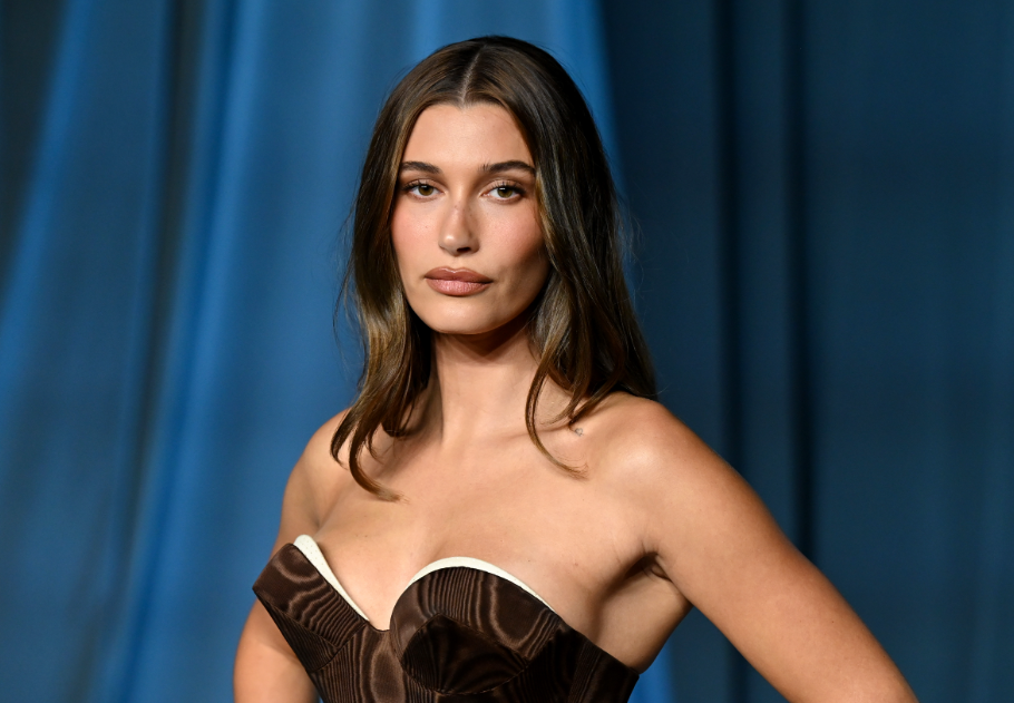 Hailey Bieber macskaszem körmeit akarja most mindenki, főkép