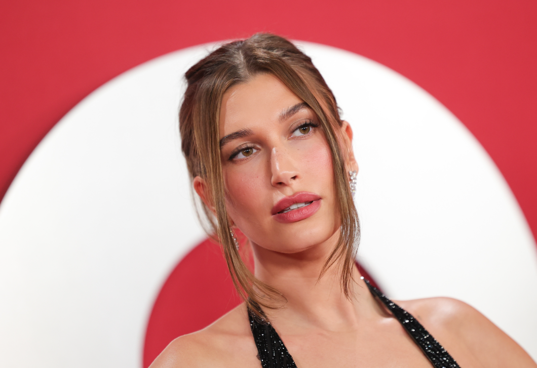 Ebben a látványos szettben előszülinapozott Hailey Bieber – csak egy dolog hibádzott