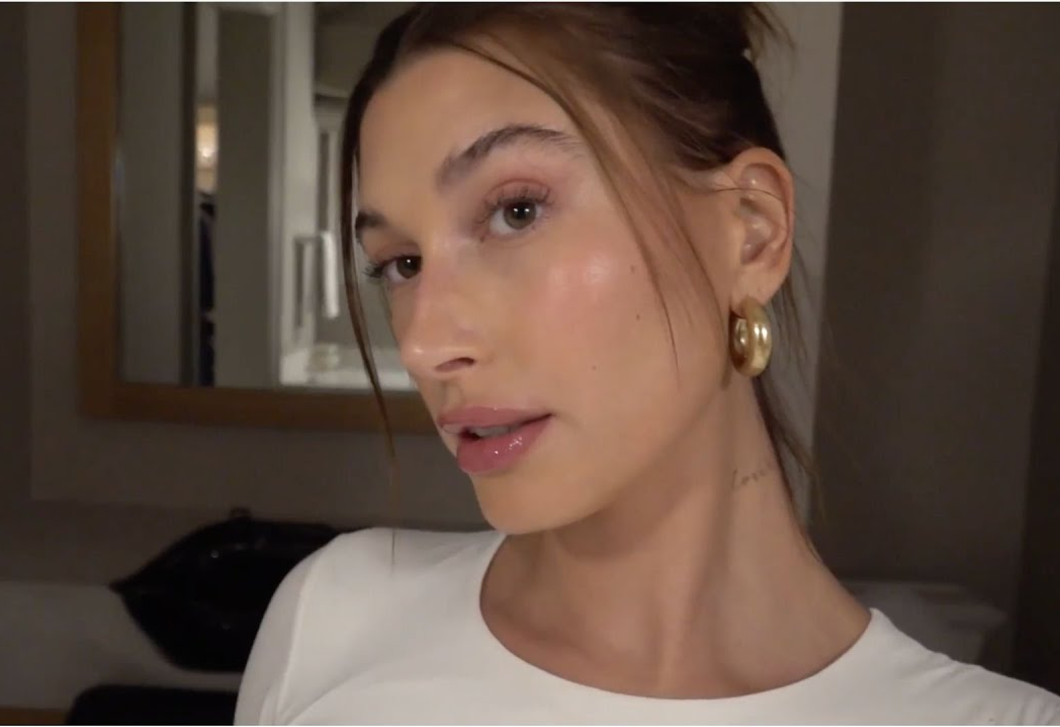 Hailey Bieber most megmutatja, hogyan is kell hordani a fekete leggingset