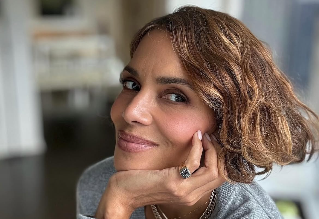 Halle Berry 60 éves lett – ebben az áttetsző selyemköntösben ünnepelte a születésnapját
