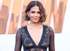 Az 58 éves Halle Berry csillogó ruhában mutatta meg az elképesztő alakját