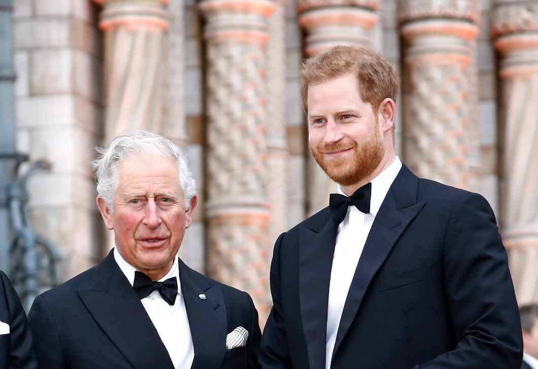 Szívszorító: Harry herceg egyedül utazik haza, hogy támogassa a súlyos beteg Károly királyt