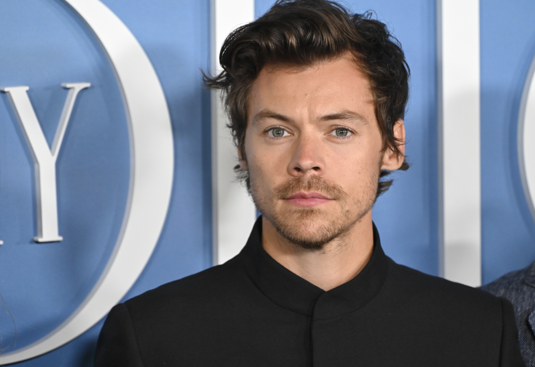 Videó: Leborotválta a haját Harry Styles, megdöbbentek az emberek