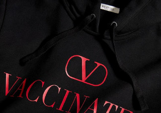 Oltásra buzdító pulóverrel jótékonykodik a Valentino