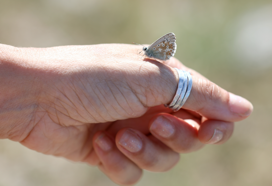 A hüvelykujjon viselt gyűrűk rejtett jelentése