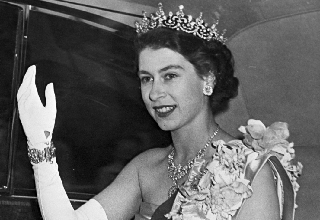 Megnyílt II. Erzsébet királynő ékszereinek történelmi kiállítása Londonban
