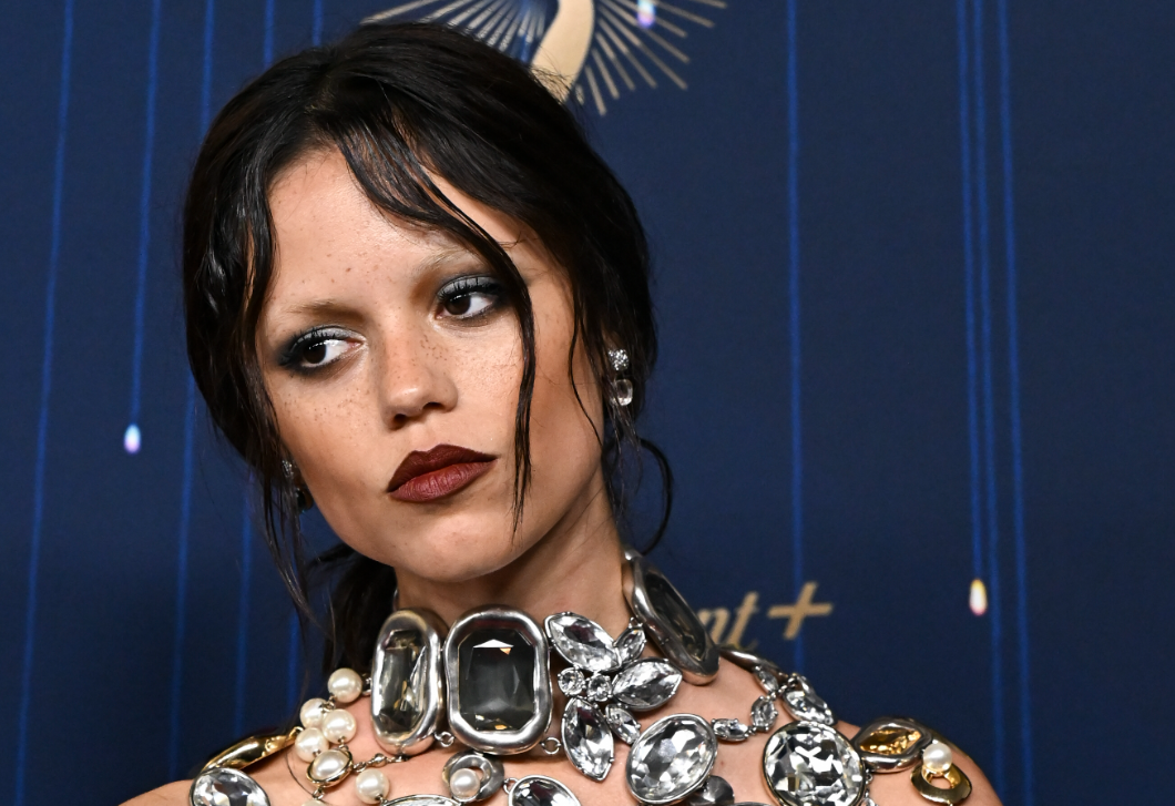 Az áll leesik – Jenna Ortega észbontó ruháját neked is látnod kell