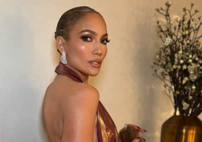 Jennifer Lopez csokoládécseresznye körmeit akarja most mindenki: ez lesz 2025 sztárja