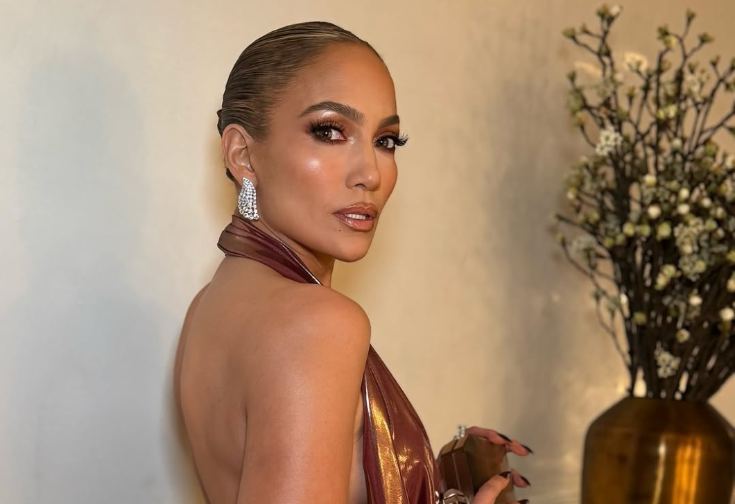 Jennifer Lopez csokoládécseresznye körmeit akarja most mindenki: ez lesz 2025 sztárja