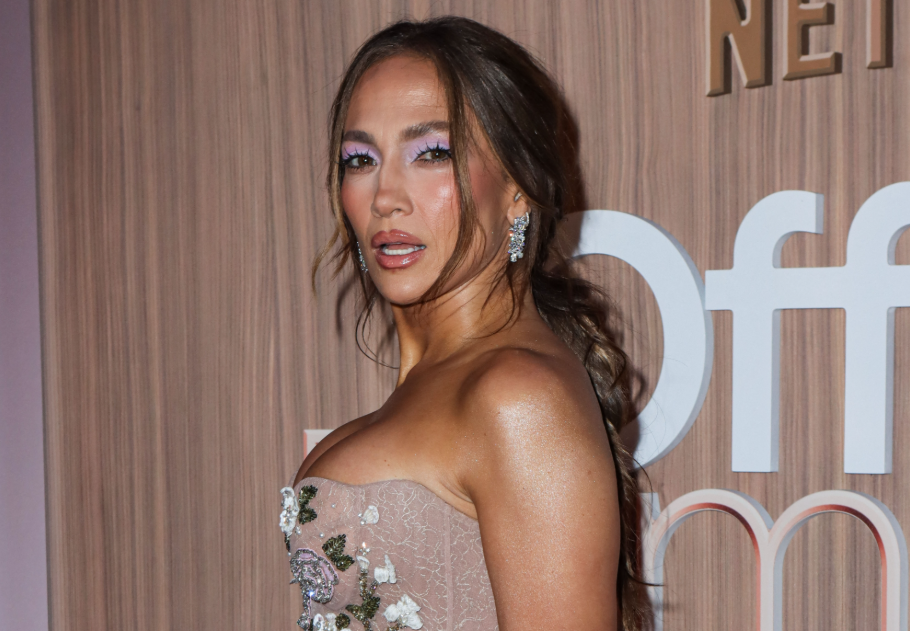 Jennifer Lopez apró bikiniben mutatta meg lapos hasát, és fontos üzenetet küldött a nőknek, főkép