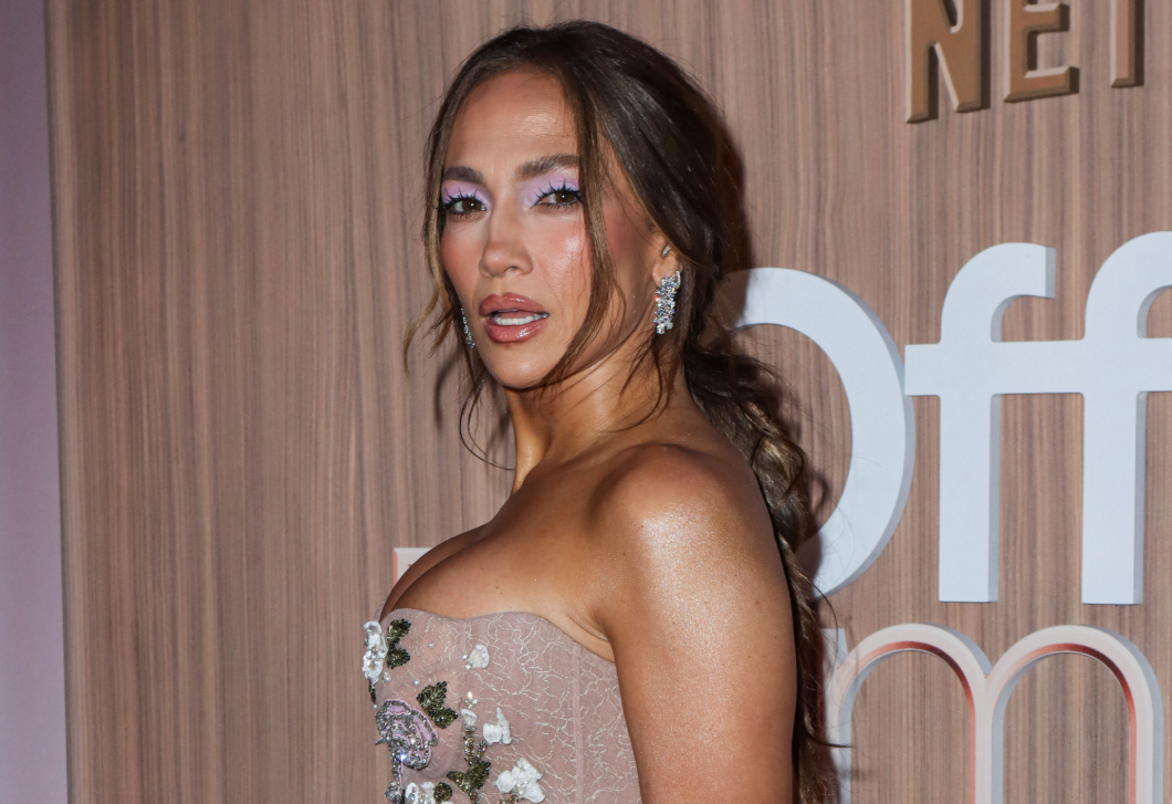 Jennifer Lopez apró bikiniben mutatta meg lapos hasát, és fontos üzenetet küldött a nőknek