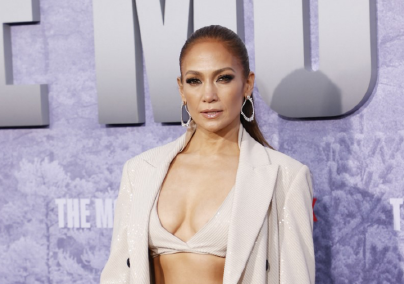 Jennifer Lopez fehér kabátjáról beszél most mindenki, ez nők új kedvence 