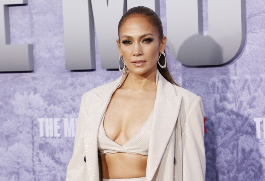 Jennifer Lopez fehér kabátjáról beszél most mindenki, ez nők új kedvence 