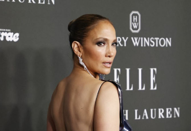 Jennifer Lopez fémből készült felsőben villantott, imádják a rajongók 