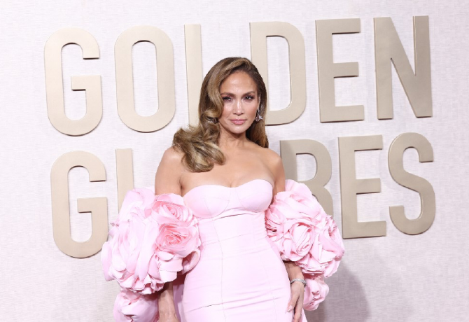 Jennifer Lopez felvette élete legmerészebb meztelenruháját, így még sosem láttuk 
