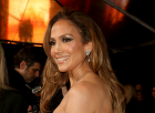 Jennifer Lopez fehér fürdőruháját akarja most mindenki 