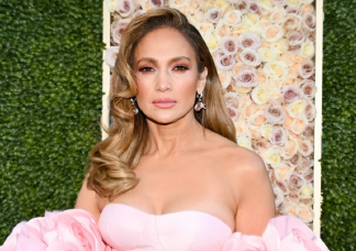 Jennifer Lopez csillogó ruháját akarják a nők, elképesztően elegáns volt benne