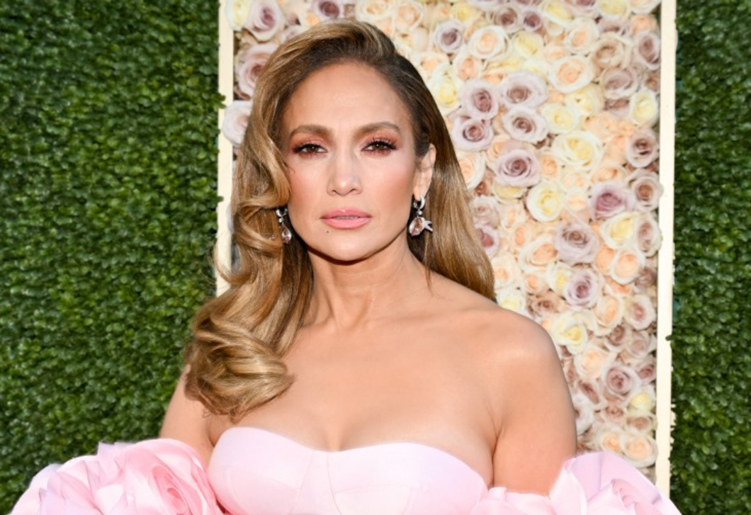 Jennifer Lopez csillogó ruháját akarják a nők, elképesztően elegáns volt benne