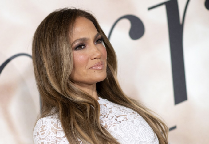 Jennifer Lopez felvette a nyár legszebb overálját, csodásan festett benne