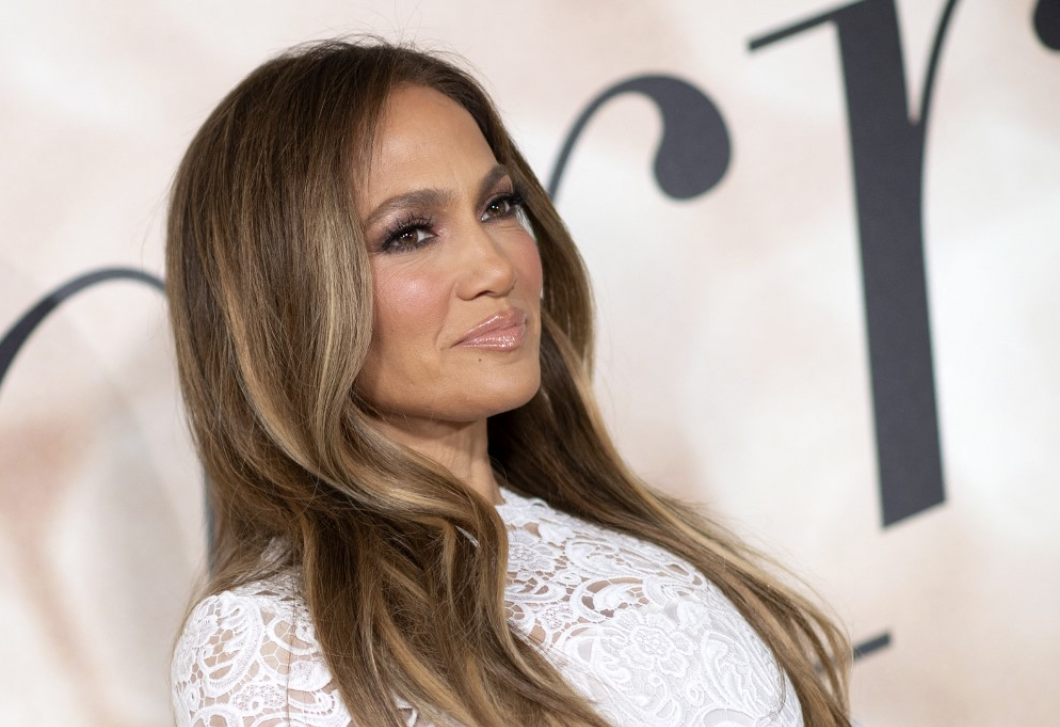 Jennifer Lopez felvette a nyár legszebb overálját, csodásan festett benne