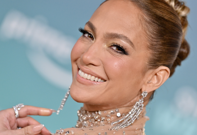 Jennifer Lopez fekete-fehér körmeit akarja most mindenki