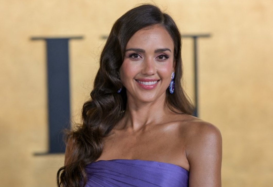 Ezért működik a szürke és a barna együtt – Jessica Alba gyönyörű konyhájában