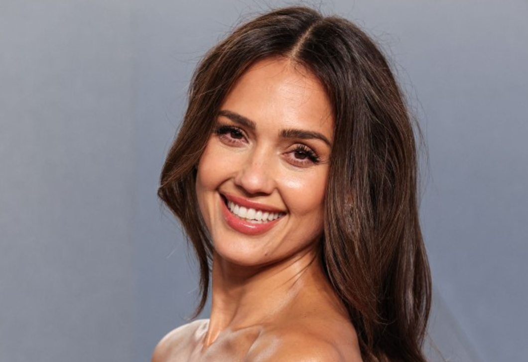 Jessica Alba konyhája nem áll meg a sima bézsnél – ettől a meleg árnyalattól igazán különleges