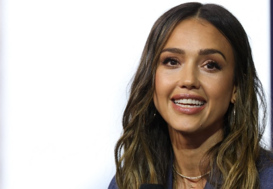Jessica Alba természetes fa konyhája – a legszebb 2026-os konyhatrend, főkép