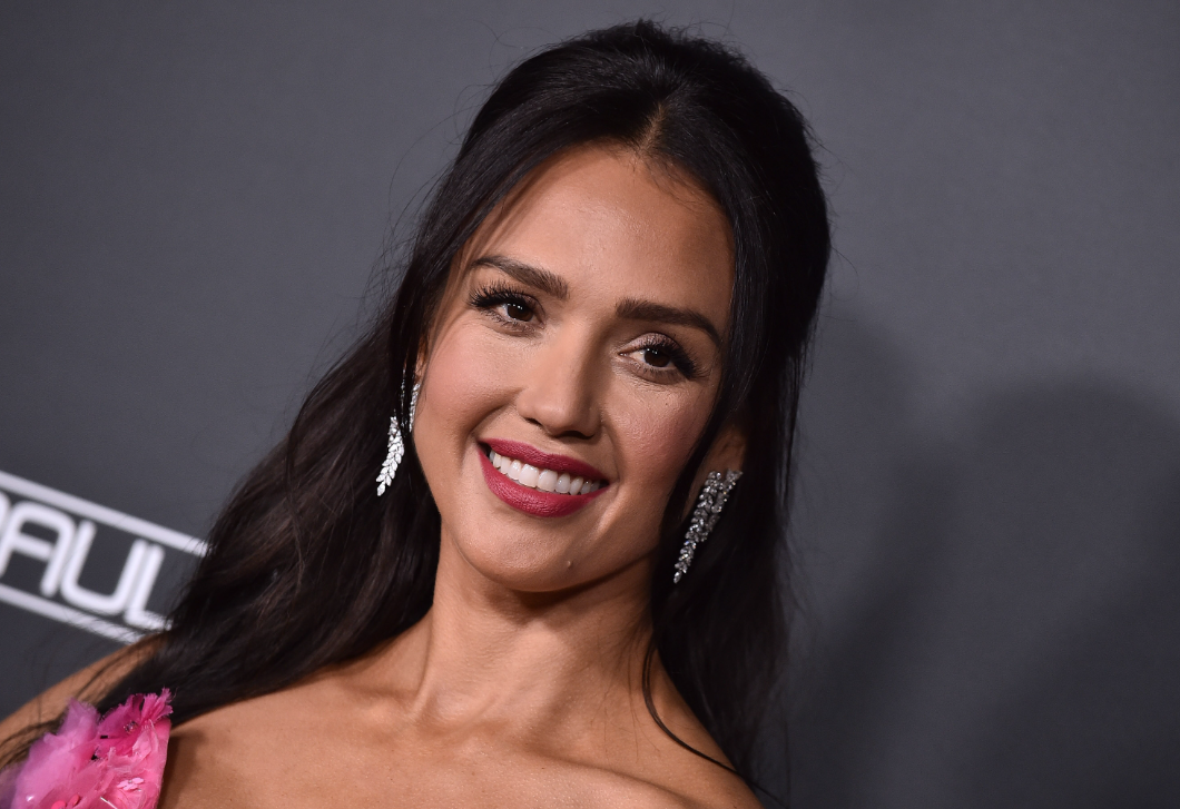 A 45 éves Jessica Alba bikinis fotóján pörög most a net, csak úgy ömlenek a kommentek