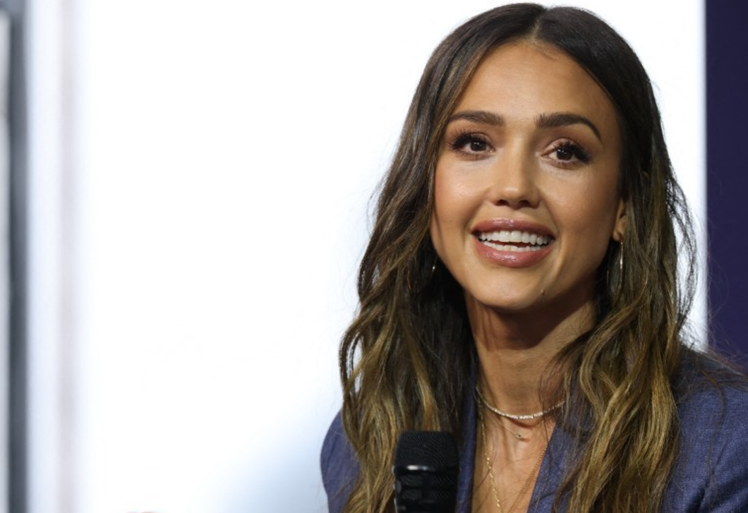 Jessica Alba természetes fa konyhája – a legszebb 2026-os konyhatrend