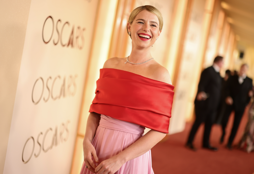 Íme a hollywoodi legenda Jessie Buckley Oscar-gálán viselt Chanel ruhája mögött