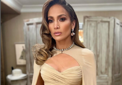 Jennifer Lopez Párizsban van: hihetetlen, milyen laza szettben fotózták le