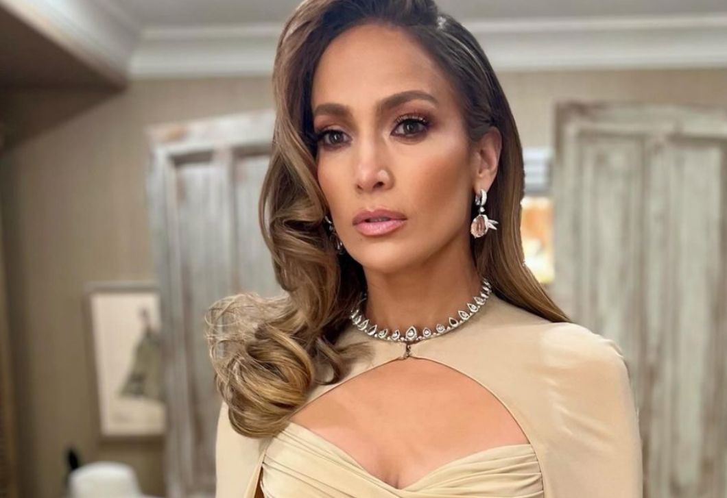 Jennifer Lopez Párizsban van: hihetetlen, milyen laza szettben fotózták le