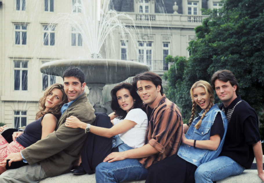 Lisa Kudrow felfedte, a Jóbarátok sztárjai a sorozat befejezése után több mint 20 évvel is megdöbbentően sokat keresnek, főkép