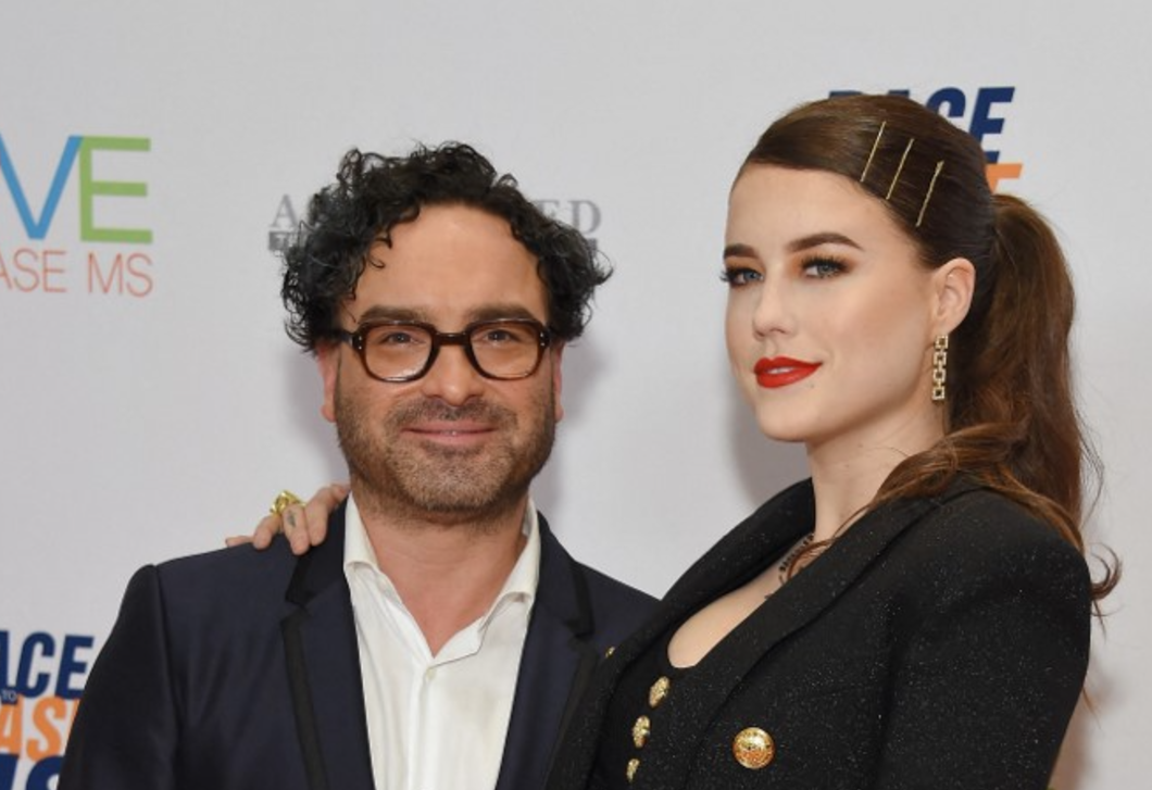 Mit tud egy csíkos tapéta? Johnny Galecki zseniális megoldása egyszerre játékos és elegáns
