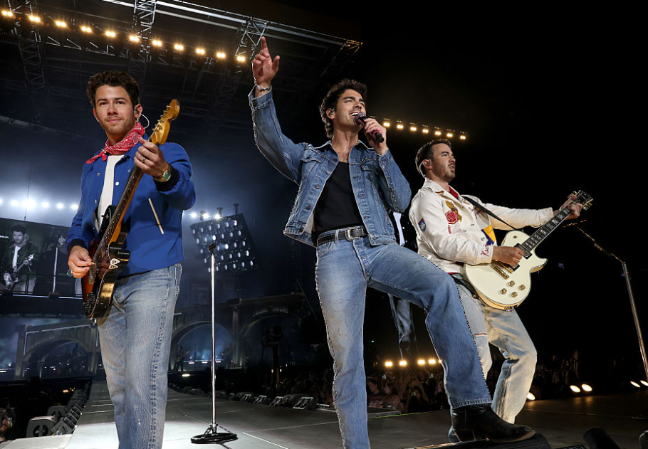 Történelmi pillanat a Jonas Brothers koncerten: Kevin Jonas felesége könnyekig hatódott, főkép